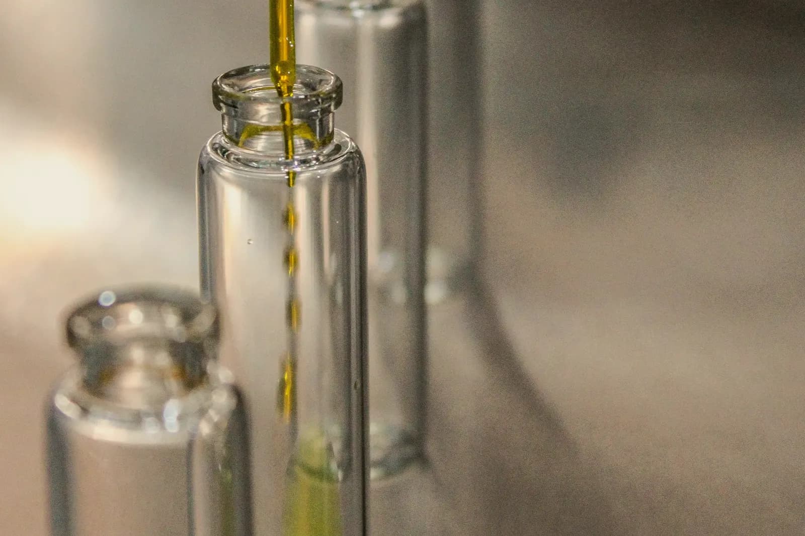 Bancada de perfumista com frascos de vidro e matérias-primas